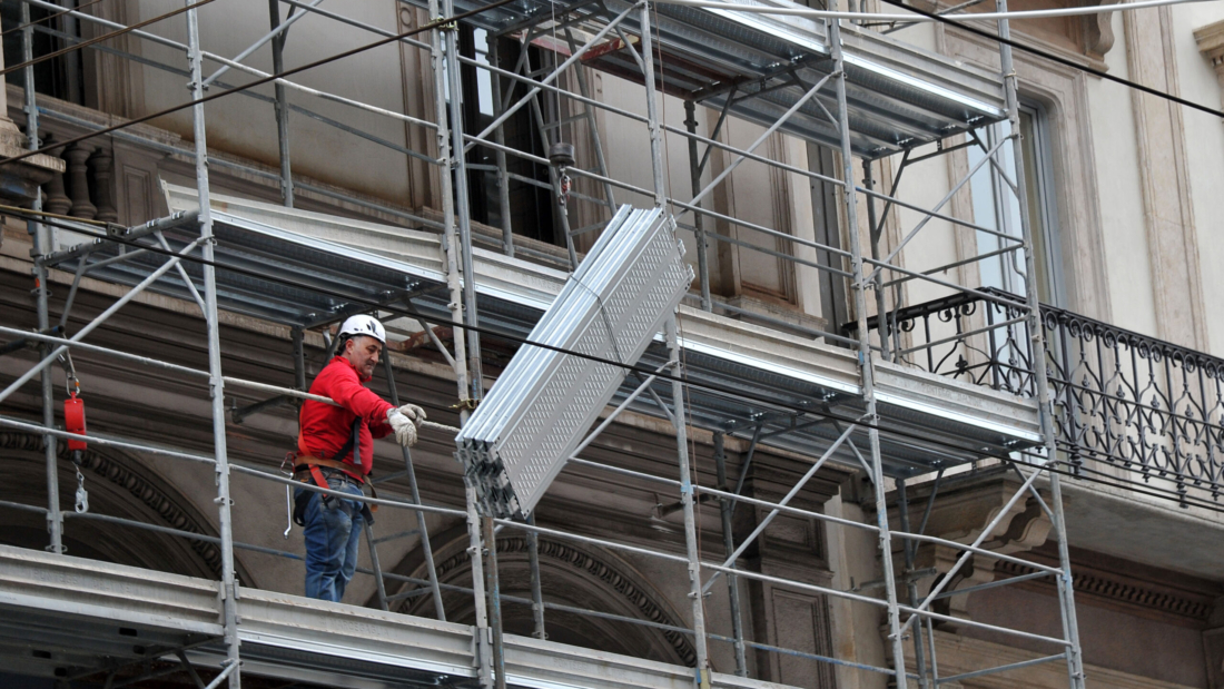 RISTRUTTURAZIONI EDILIZIE RISTRUTTURAZIONE BONUS FACCIATA IMPALCATURA PONTEGGIO IMPALTATURE PONTEGGI EDILIZIA EDILE OPERAIO OPERAI