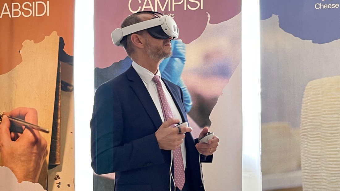 L'assessore Maurizio Carta prova il visore per il progetto Visitor Center