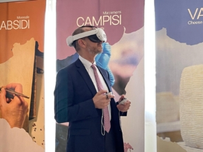 L'assessore Maurizio Carta prova il visore per il progetto Visitor Center